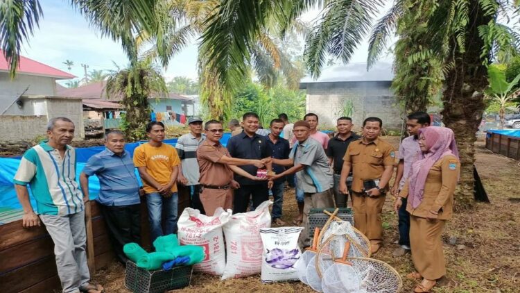 Dinas Perikanan Pasaman Barat saat menyerahkan sejumlah bantuan peralatan kepada nelayan dalam upaya meningkatkan produksi. (Antara/HO-Dinas Perikanan Pasaman Barat).