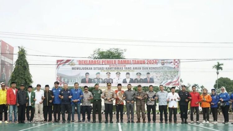 Polres Solok Selatan Siap Pastikan Pemilu 2024 Berjalan Lancar 1 Kapolres Solok Selatan AKBP Arief Mukti Surya Adhi Sabhara foto bersama dengan Bupati Solok Selatan Khairunas beserta pimpinan Partai Politik peserta Pemilu dan tokoh masyarakat usai menandatangani deklarasi Pemilu damai 2024. Antara/Erik