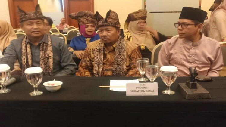 Bupati Agam Andri Warman bersama dengan pelaku Kesenian Situpai Janjang. Dok Diskominfo Agam