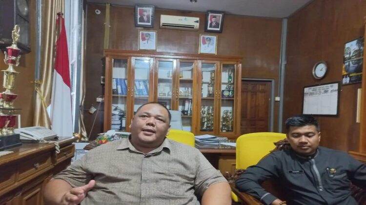 Pemko Bukittinggi Terapkan Sekolah 5 Hari, Uji Coba di Semester Ganjil 2023/2024 1 Sekretaris Dinas Pendidikan Kota Bukittinggi Jeki saat diwawancarai terkait kebijakan program sekolah lima hari yang baru pertama kalinya diterapkan di Bukittinggi, Kamis (31/8/2023). Antara/Altas Maulana.