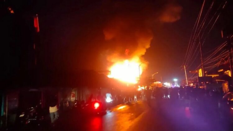 Kebakaran hebat terjadi di dekat Bundaran Simpang Empat, Kabupaten Pasaman Barat, Sumbar pada Minggu (3/9/2023) malam. Hingga pukul 20.30 WIB api masih menyala. (Antara/Altas Maulana).