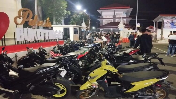 Polresta Bukittinggi Amankan Puluhan Kendaraan saat Razia Knalpot Brong 1 Sepeda motor yang terkena razia knalpot bising di Kota Bukittinggi (Antara/Al Fatah)