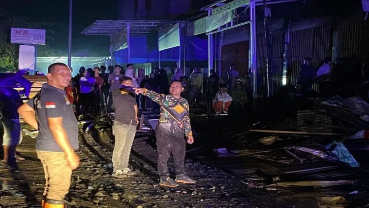 Penyebab Kebakaran Sejumlah Ruko di Pasbar Diselidiki Polisi 1 Kepala Polres Pasaman Barat AKBP Agung Basuki saat turun langsung memadamkan api pada kebakaran lima petak rumah ruko di ibu kota kabupaten Simpang Empat, Minggu (3/9) malam. (Antara/HO-Polres Pasaman Barat).