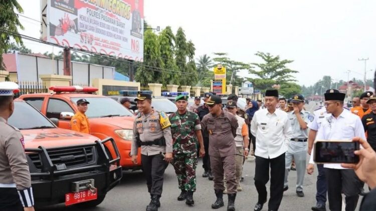Kepala Polres Pasaman Barat AKBP Agung Basuki saat melakukan pengecekan persiapan kendaraan dalam Operasi Zebra Singgalang 2023, Senin (4/9/2023). Antara/Altas Maulana.