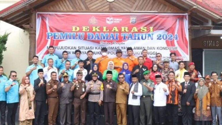 Deklarasi bersama Pemilu Damai 2024 di Kota Bukittinggi (Antara/Al Fatah)