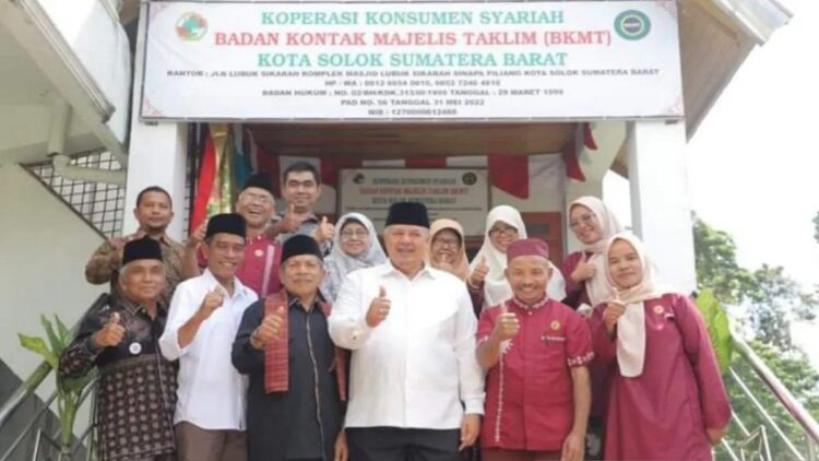 Wali Kota Solok Zul Elfian Umar (tengah) saat foto bersama dengan OPD dan sejumlah pemangku kepentingan terkait (ANTARA/HO-Diskominfo Solok)