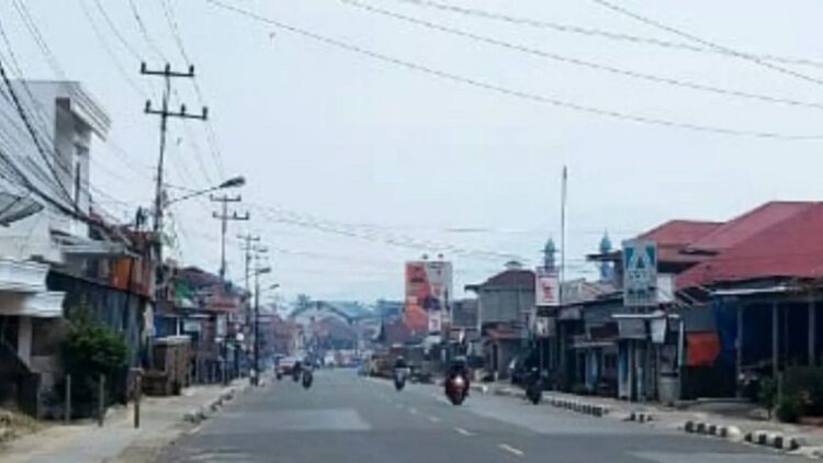 Dampak Karhutla, Kualitas Udara di Solok Selatan tak Sehat 1 Sejumlah pengendara sepeda motor melintas di jalan utama Solok Selatan ditengah kabut asap yang mengakibatkan udara tidak sehat. (Antara/Erik)