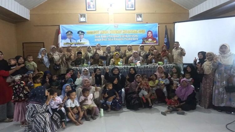 Cegah Stunting, LKKS Pasbar Minta Orangtua Perhatikan Gizi hingga Pola Asuh Anak 1 LKKS Pasaman Barat, Sumbar, saat melakukan sosialisasi kepada warga di Kecamatan Kinali agar waspada stunting, Rabu (6/9/2023). FOTO ANTARA/Altas Maulana.