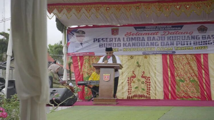Sekda Agam Edi Busti sedang membuka festival budaya 2023, Rabu (6/9/2023). Antara/Altas Maulana.