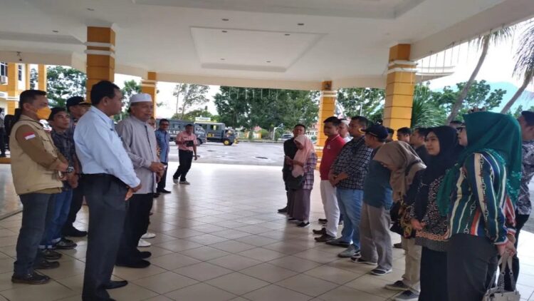 Bupati Pasaman Barat Hamsuardi saat menurunkan 21 anggota tim verifikasi pendataan rumah korban gempa di Simpang Empat, Kamis (7/9/2022). (Antara/Altas Maulana)