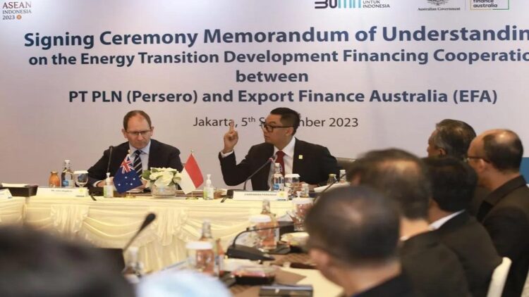 Darmawan Prasodjo (kedua dari kiri) saat memaparkan upaya transisi energi yang telah dan akan terus dilakukan PLN kepada CEO Export Finance Australia (EFA) John Hopkins (kiri) dan tim pada acara penandatanganan MoU terkait kerja sama pendanaan pengembangan transisi energi di Kantor Pusat PLN, Jakarta pada (5/9/2023).