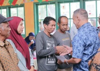Pemkab Pessel Sudah Bagikan KIS PBI ke 66.279 Masyarakat dari Target 67.500 Penerima 11 Pemkab Pessel Sudah Bagikan KIS PBI ke 66.279 Masyarakat dari Target 67.500 Penerima