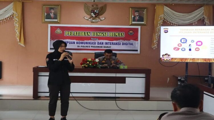Kepala Seksi Humas Polres Pasaman Barat AKP Rosminarti saat memberikan pelatihan kemampuan komunikasi dan interaksi digital bagi personelnya dalam upaya menjawab tuntutan zaman digital yang semakin berkembang, Sabtu (9/9/2023). Antara/HO-Humas Polres Pasaman Barat.