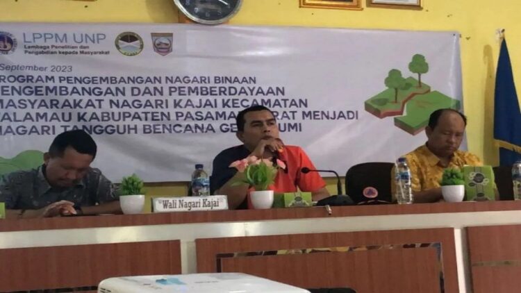 Bangun Rumah Korban Gempa di Kajai Pasbar, BPBD Latih Tukang Konstruksi 1 BPBD Pasaman Barat bersama UNP latih tukang membuat rumah tahan gempa terhadap rumah korban gempa yang alan dibangun di Kecamatan Talamau, Ahad (10/9/2023). FOTO ANTARA/Altas Maulana.