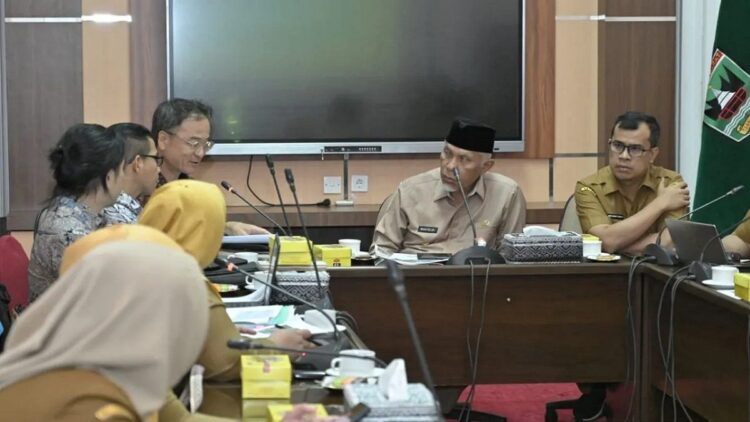 Gubernur Sumbar, Mahyeldi bersama sejumlah kepala OPD bertemu dengan perwakilan JICA di Padang, Senin (11/9). (ANTARA/HO-Biro Adpim Sumbar)