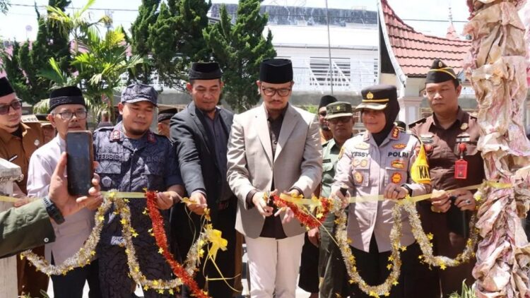 Wali Kota Bukittinggi dan Kapolresta Bukittinggi meresmikan Kampung Bebas Narkoba (Antara/Al Fatah)
