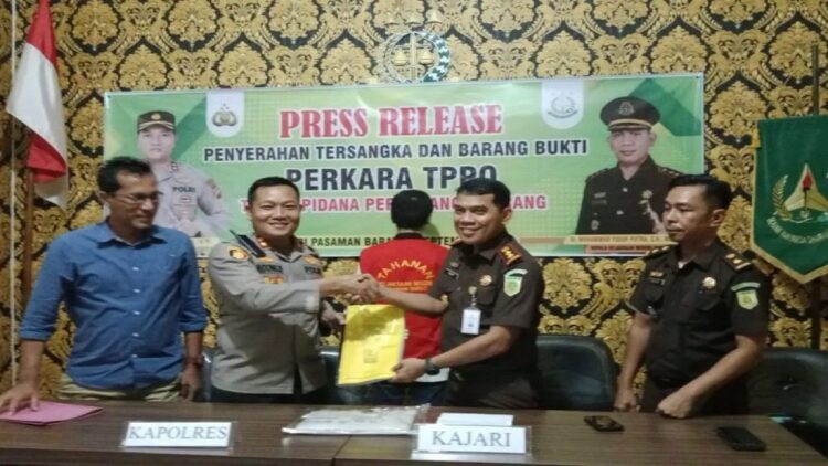 Berkasnya Lengkap, Polres Pasbar Serahkan Tersangka Kasus TPPO ke Kejaksaan 1 Kepala Polres Pasaman Barat AKBP Agung Basuki didampingi Kepala Satuan Reskrim AKP Fahrel Haris dan Plt Kepala Seksi Pidana Umum Novandi saat menyerahkan berkas dan tersangka perkara TPPO ke Kepala Kejari Pasaman Barat Muhammad Yusuf Putra di Simpang Empat, Selasa (12/9/2023). Antara/Altas Maulana.