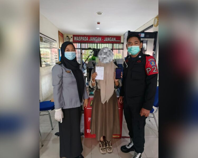 Seorang perempuan kedapatan menyelundupkan ponsel di dalam bra. (Foto: Dok. Rutan Padang)