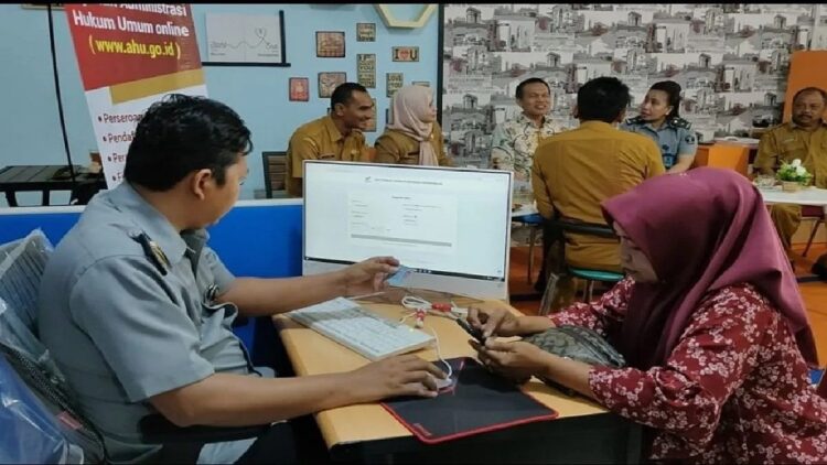 Kemenkumham Sumbar mendirikan layanan AHU di Mal Pelayanan Publik Pariaman. (Foto: Dok. Antara)