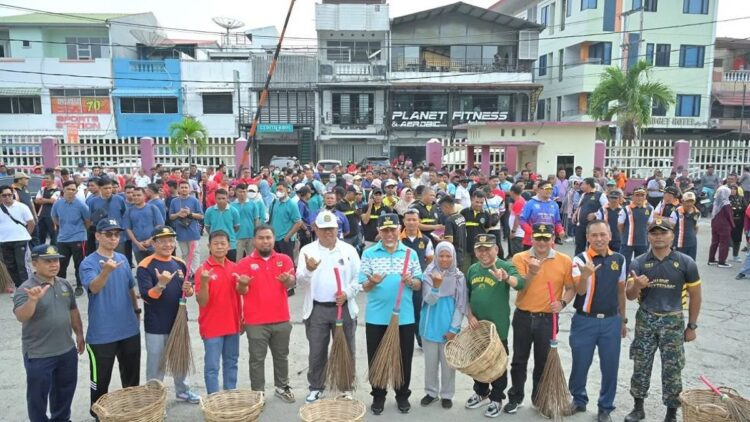Gubernur Sebut Kesadaran Masyarakat Mengelola Sampah masih Rendah 1 Gubernur Sumatera Barat Mahyeldi ikut membersihkan sampah di Pelabuhan Muara dalam kegiatan GeBer Harhubnas 2023. (ANTARA/HO-Biro Adpim Sumbar)
