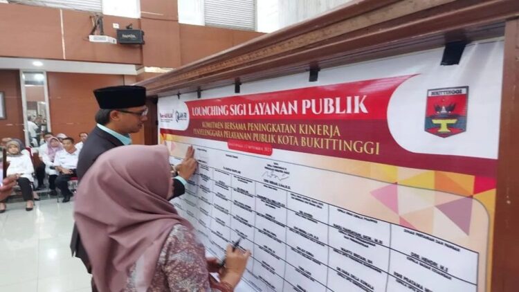 Ombudsman dan Wali Kota Bukittinggi menandatangani Pakta Integritas peningkatan pelayanan publik (Antara/Al Fatah)
