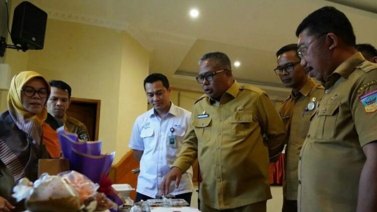 Sekretaris Daerah Solok Selatan Syamsurizaldi didampingi Asisten I Efi Yandri Kepala Dinas Perindustrian, Perdagangan, Koperasi dan UKM Akmal Hamdi meninjau produk UMKM saat pelatihan. Antara/Erik