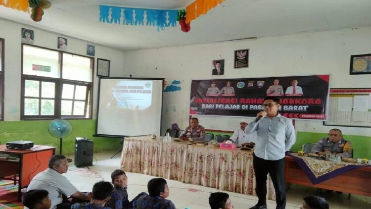 Sosialisasikan Bahaya Narkoba, Polres Pasaman Barat Masuk Sekolah 1 Kepala Satuan Reskrim Narkoba Polres Pasaman Barat AKP Eri Yanto saat memberikan materi dalam sosialisasi bahaya penyalahgunaan narkoba di SMP N 2 Gunung Tuleh, Jumat (15/9/2023). Antara/HO-Humas Polres Pasaman Barat.