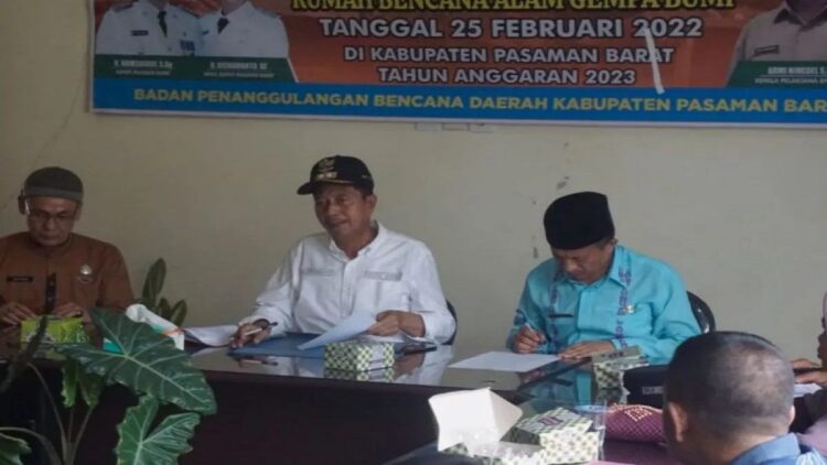 Wakil Bupati Pasaman Barat, Sumbar, Risnawanto (tengah) saat memimpin rapat percepatan pencairan dana bantuan gempa di Simpang Empat, Jumat (15/9/2023). FOTO ANTARA/HO-Diskominfo Pasaman Barat.