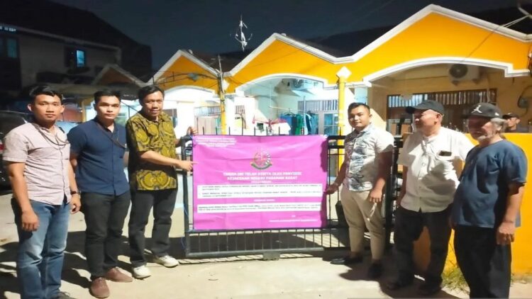 Kejaksaan Sita Aset Tersangka Korupsi RSUD Pasbar di Jakarta, Nilainya Capai Rp5,4 Miliar 1 Penyidik Kejaksaan Negeri Pasaman Barat kembali menyita aset tersangka AA di Jakarta Barat senilai Rp5,4 miliar di Jakarta Barat terkait perkara pembangunan RSUD tahun anggaran 2018-2020, Sabtu (16/9/2023). Antara/HO-Pidsus Kejaksaan Negeri Pasaman Barat.