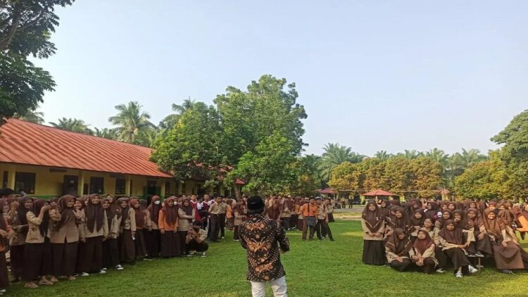 KPU Pasbar: Pemilih Pemula jadi Pelopor Gerakan Anti Money Politic di Pemilu 2024 1 Komisioner KPU Pasaman Barat Syarif Hidayatullah saat memberikan sosialisasi dan pendidikan pemilih pemula di SMAN 1 Luhan Nan Duo pada Sabtu (16/9/2023). Antara/HO-KPU Pasaman Barat.