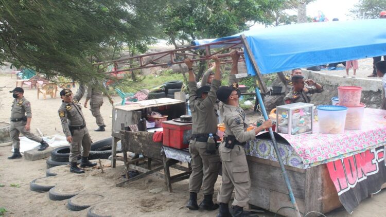 Tim gabungan membersihkan lapak-lapak PKL di Pantai Padang usai melakukan penertiban. (Foto: Dok. Istimewa)