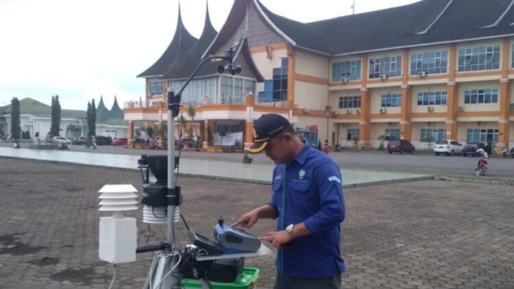 Tim BMKG Pemantau Atmosfer Gobal Bukit Koto Tabang Kabupaten Agam melakukan uji kualitas udara di Simpang Empat Kabupaten Pasaman Barat. Hasil uji sementara hasilnya kualitas udara di daerah itu dalam kondisi baik, Senin (18/9/2023). Antara/Altas Maulana.