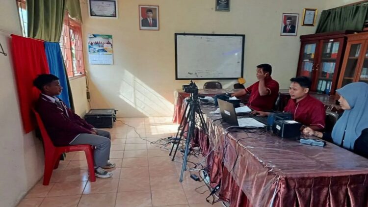 4.411 Warga Agam belum Miliki KTP-EL sudah Lakukan Perekaman 1 Petugas Disdukcapil Agam sedang merekap data siswa. Dok Disdukcapil Agam
