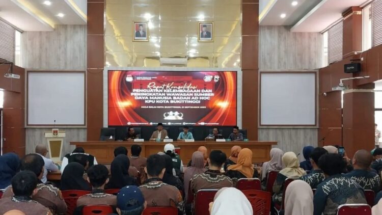 Kegiatan rapat kosolidasi penguatan kelembagaan dan peningkatan wawasan penyelenggara Pemilu 2024 di Bukittinggi (Antara/Al Fatah)
