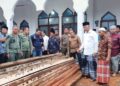Dishut Sumbar Serahkan Kayu Temuan untuk Dua Masjid di Pessel