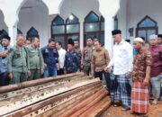 Dishut Sumbar Serahkan Kayu Temuan untuk Dua Masjid di Pessel