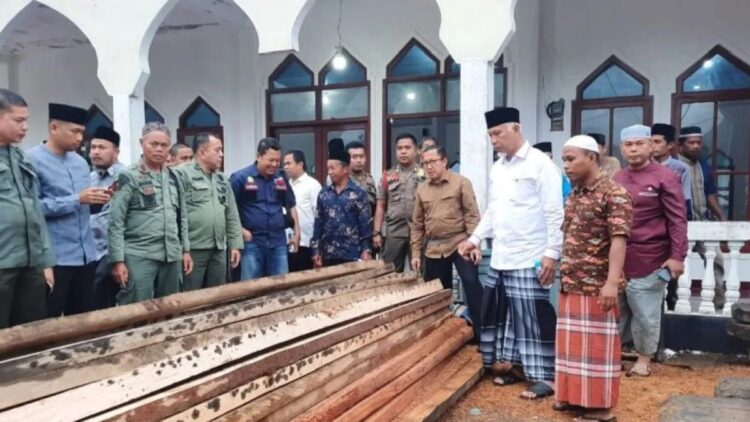 Gubernur Sumatera Barat, Mahyeldi menyerahkan bantuan sosial berupa kayu temuan kepada dua masjid di Pesisir Selatan, Jumat (22/9). (ANTARA/HO-Biro Adpim Sumbar)