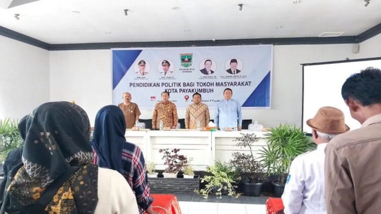 Bawaslu Sumbar: Gunakan Hak Pilih, Masyarakat Jangan Apatis terhadap Pemilu 1 Pelaksanaan pendidikan politik bagi tokoh masyarakat Kota Payakumbuh yang dilaksanakan Basan Kesatuan Bangsa dan Politik (Kesbangpol) di salah satu hotel di daerah tersebut, Jumat (22/9). (ANTARA/Akmal Saputra)