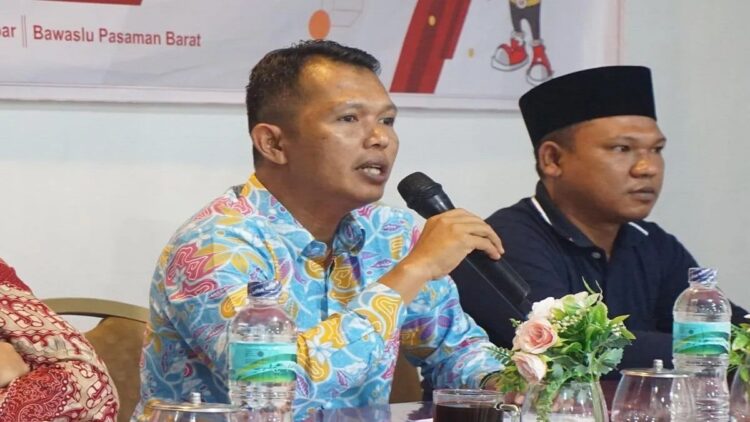 Ketua Bawaslu Kabupaten Pasaman Barat Wanhar saat sosialisasi pencegahan penyelesaian sengketa pemilu dengan mengundang partai politik dan jajaran panwaslu kecamatan di Pasaman Barat, Sumatera Barat, Sabtu (23/9/2023). ANTARA/HO-Bawaslu Pasaman Barat