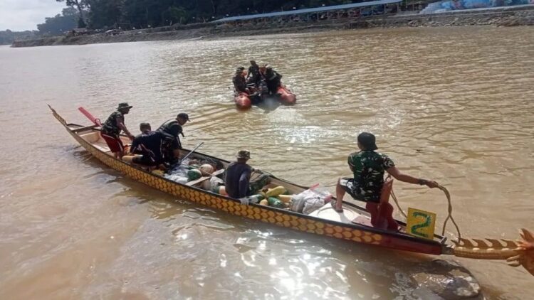 Meriahkan HUT TNI, Lomba Dayung Dragon Boat se-Sumbar Digelar di Pasbar 1 Panitia dari TNI sedang mempersiapkan lokasi lomba dragon boat di Embung Objek Wisata Peridon Siap Maju Aek Nabirong Nagari Parit Koto Balingka Kabupaten Pasaman Barat yang akan dibuka secara resmi pada Senin (25/9). (Antara/HO-Kodim 0305 Pasaman).