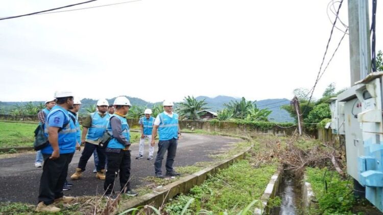 PLN meminta masyarakat untuk menjaga jarak aman dari jaringan listrik agar terhindar dari bahaya. (Foto: Dok. Istimewa)