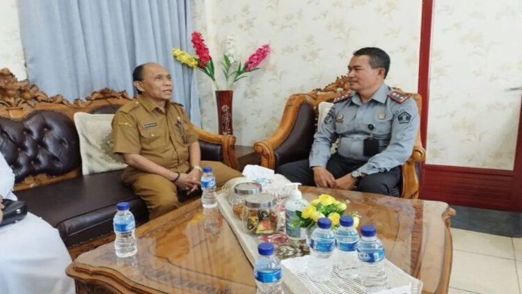 Kepala Lapas Kelas IIB Lubuk Basung Suroto menerima kunjungan Kepala Dinas Kesehatan Agam Hendri Rusdian di Lapas itu, Selasa (26/9). Dok Lapas Kelas IIB Lubukbasung.