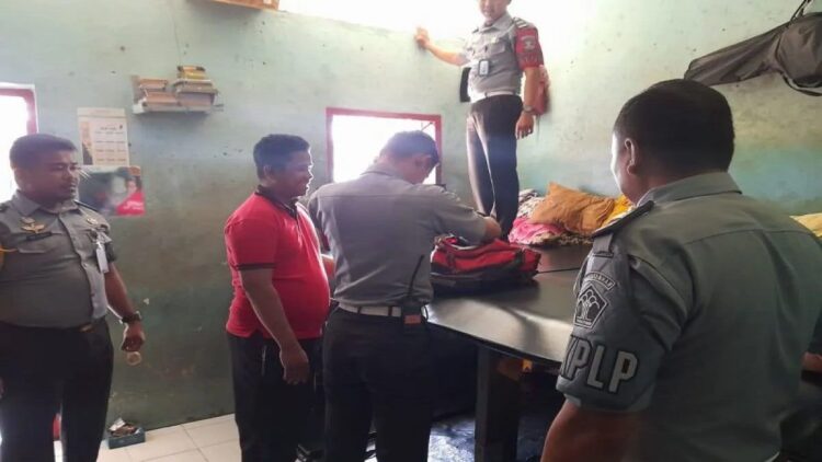 Petugas Lapas Kelas III Talu di Pasaman Barat, Sumbar saat menggeledah kamar hunian warga binaan antisipasi barang berbahaya, Selasa (26/9/2023). Antara/HO-Lapas Talu.
