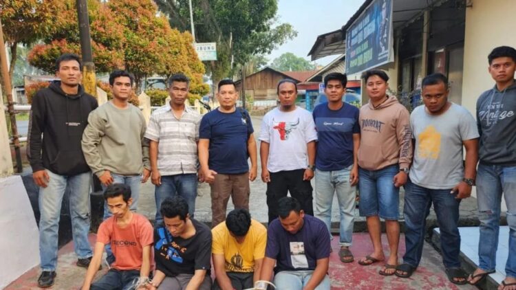Empat Pengedar Sabu di Solok Dibekuk Polisi 1 Empat orang pengedar narkotika jenis sabu saat diamankan oleh tim Satres Narkoba Polres Solok, Sumatera Barat (ANTARA/HO-Humas Polres Solok)