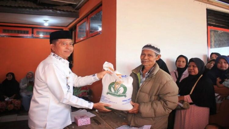 Pemkab Pasaman Barat Gelar Pangan Murah, Ini Jadwal dan Lokasinya 1 Pemkab Pasaman Barat saat menyalurkan bantuan pangan tahap II program cadangan pangan pemerintah kepada 31.285 kepala keluarga beberapa waktu lalu. Kedepannya akan diadakan gelar pangan murah untuk stabilisasi pasokan dan harga beras. ANTARA/Altas Maulana.