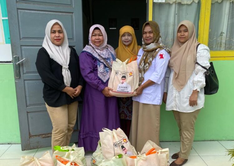 Menjalankan amanah dari Andre Rosiade, Wakil Ketua DPD Gerindra Sumbar Nurhaida menyerahkan sembako kepada pengurus Pondok Pesantren Al Furqon di Dadok Tunggul Hitam, Kototangah, Padang. (Foto: Dok. Istimewa)