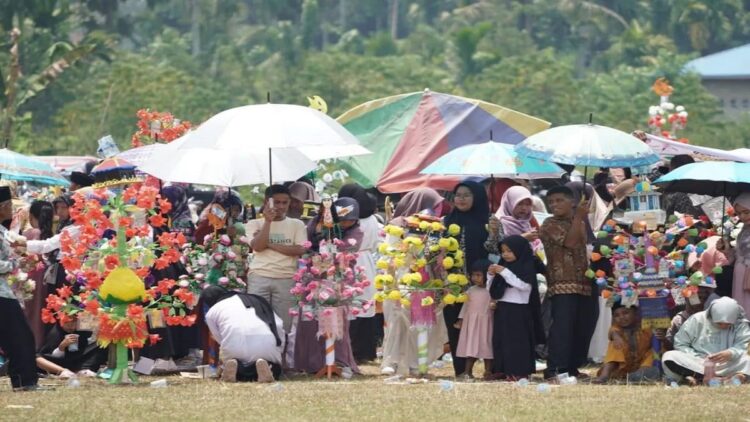 Masyarakat Pauah Duo Kabupaten Solok Selatan, Sumatera Barat bersiap untuk maarak bungo lamang menyambut Maulid Nabi muhammad SAW. Antara/Erik