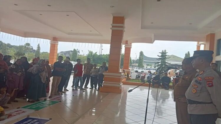 Kepala Kesatuan Bangsa dan Politik Pasaman Barat Defi Irawan didampingi pihak kepolisian menyambut warga Kajai Kecamatan Talamau yang mengatasnamakan korban gempa datangi kantor bupati pertanyakan bantuan yang belum mereka terima, Senin (4/9/2023). Antara/Altas Maulana.