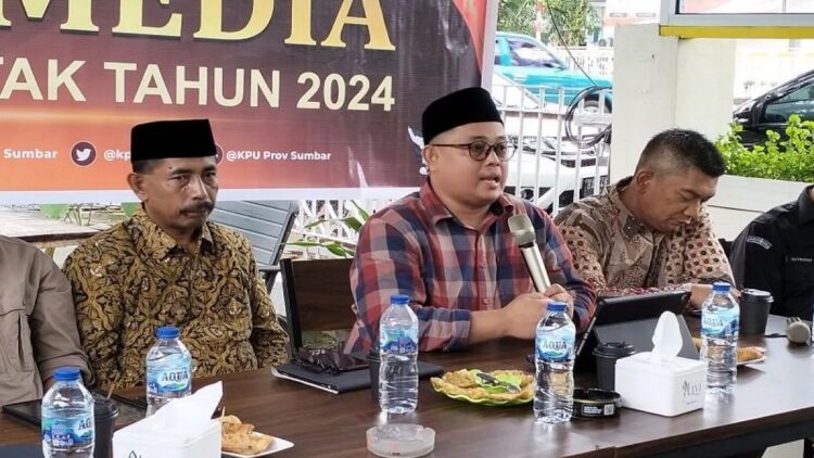 Caleg Pernah Tersandung Korupsi Wajib Penuhi 3 Syarat, Ini Penjelasan KPU Sumbar 1 Ketua Divisi Teknis Penyelenggara KPU Sumbar Ory Sativa Syakban (tengah) memberikan penjelasan terkait syarat bagi caleg atau mantan terpidana yang ingin maju di Pileg 2024 di Padang, Rabu, (6/9/2023). ANTARA/Muhammad Zulfikar.
