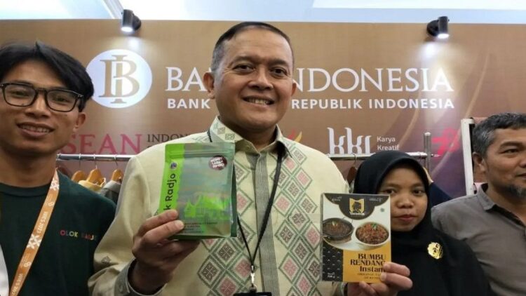 Kepala BI Perwakilan Sumbar Endang Kurnia Saputra memperlihatkan produk UMKM binaan lembaga tersebut di Padang, Sumbar, Kamis (7/9/2023). ANTARA/Muhammad Zulfikar